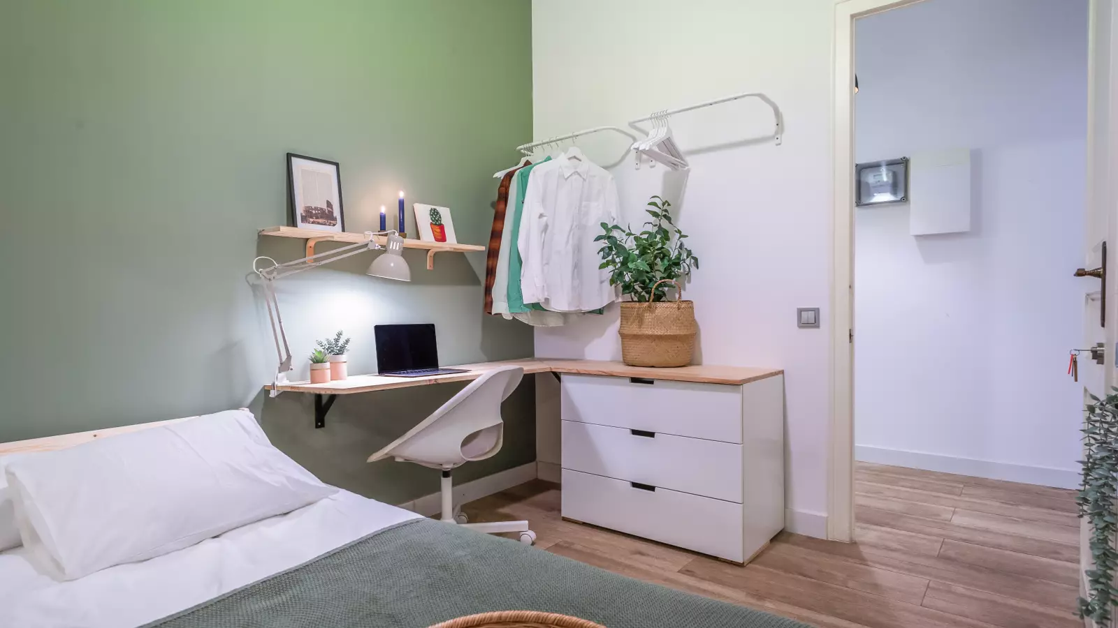 Furnished room in a 4-person shared flat in Eixample · 2