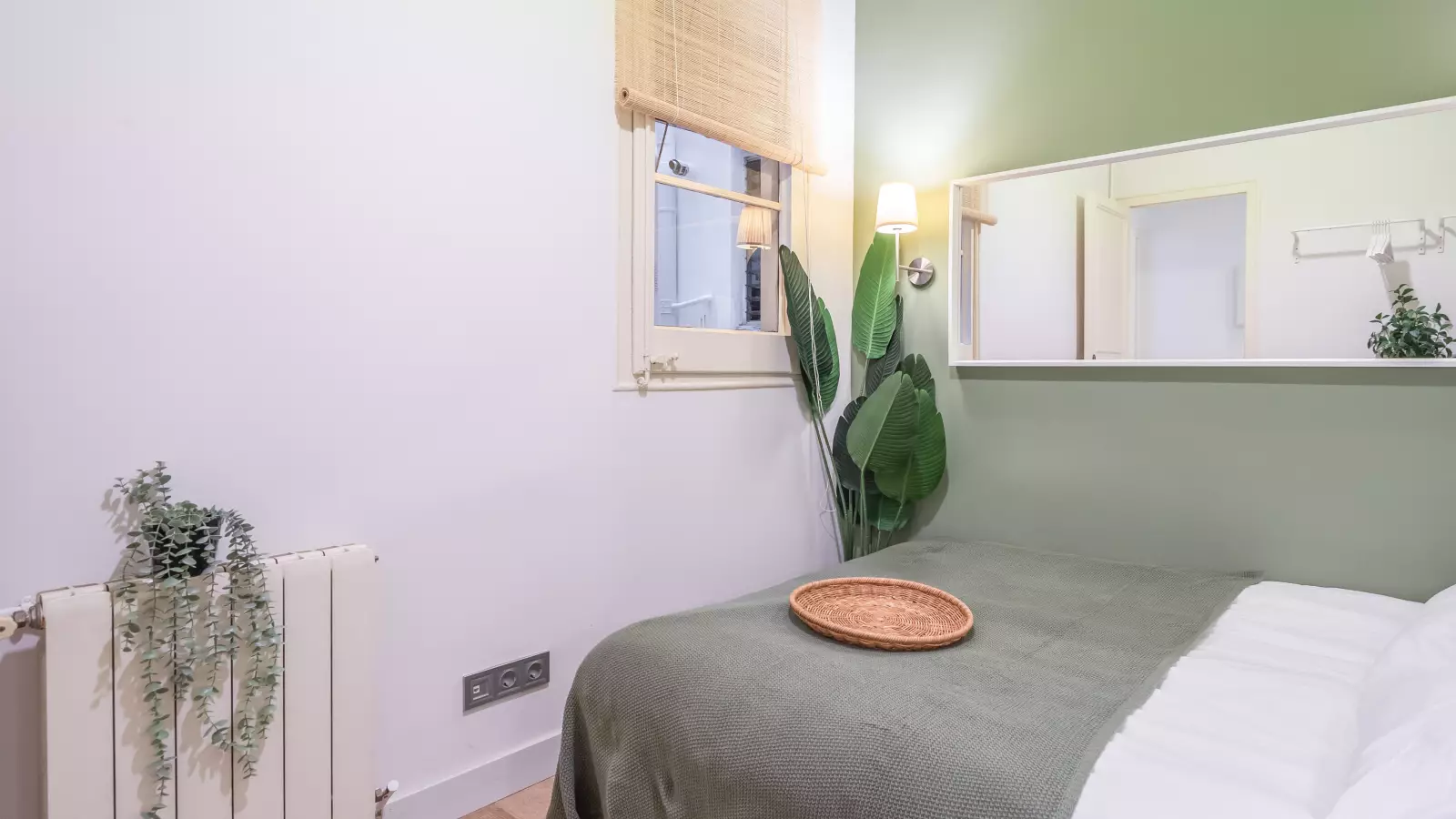 Furnished room in a 4-person shared flat in Eixample · 4