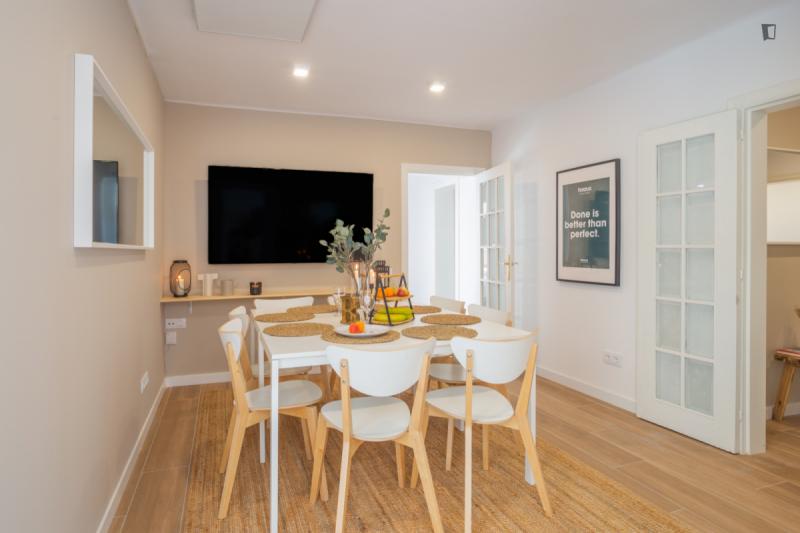 Furnished room in a 7-person shared flat in Sants-Montjuïc · 3