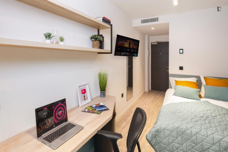 Furnished 40-bedroom flat in Les Corts · 2