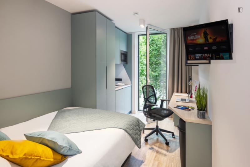 Furnished 40-bedroom flat in Les Corts · 4