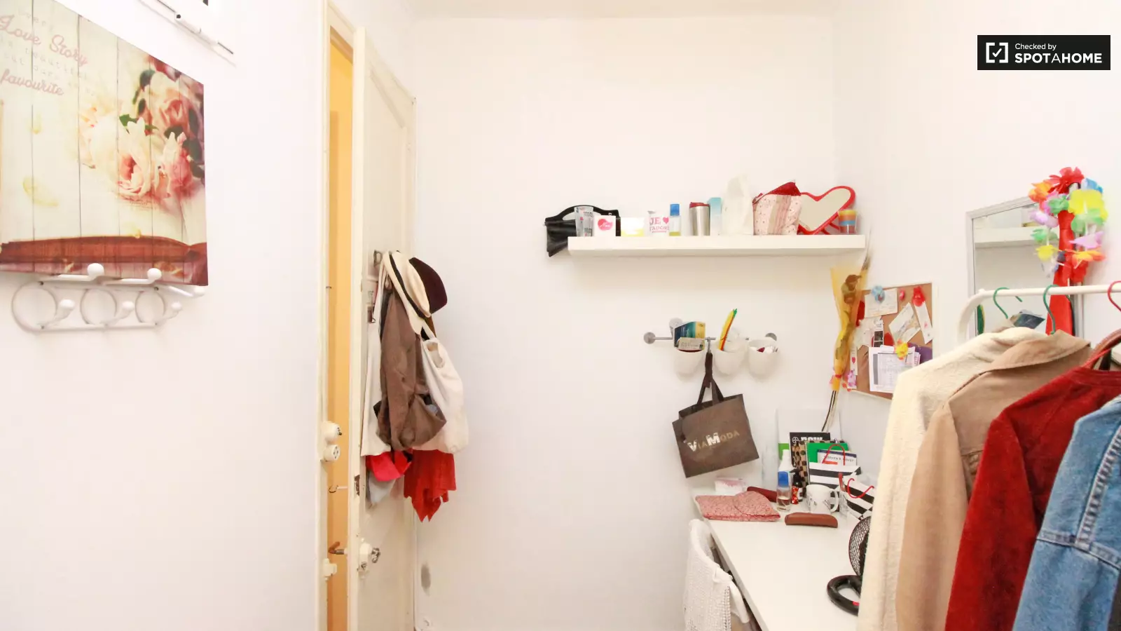 Habitación amueblada en piso compartido de 5 personas en Gràcia · 2