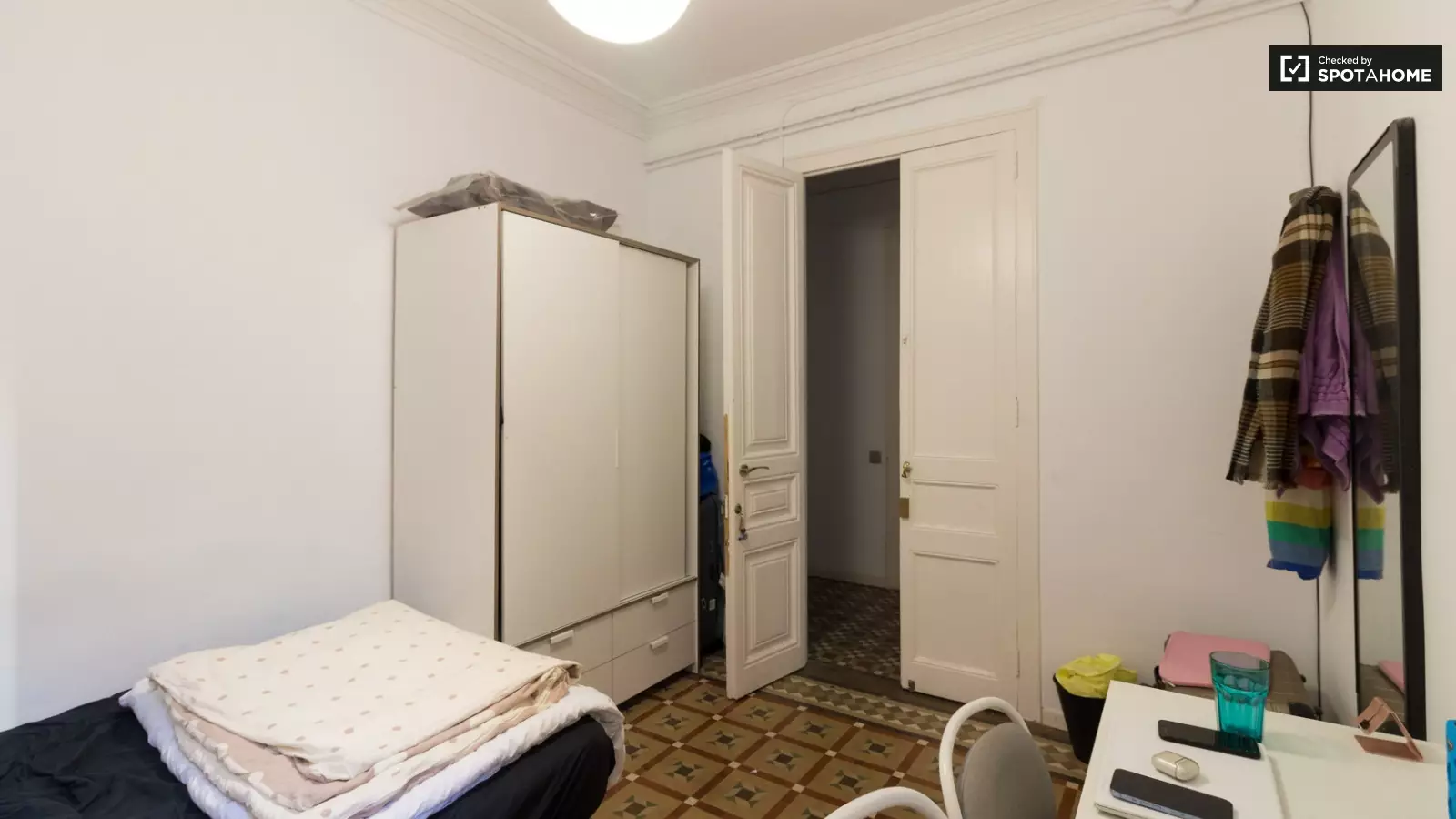 Habitación amueblada en piso compartido de 9 personas en Eixample · 2