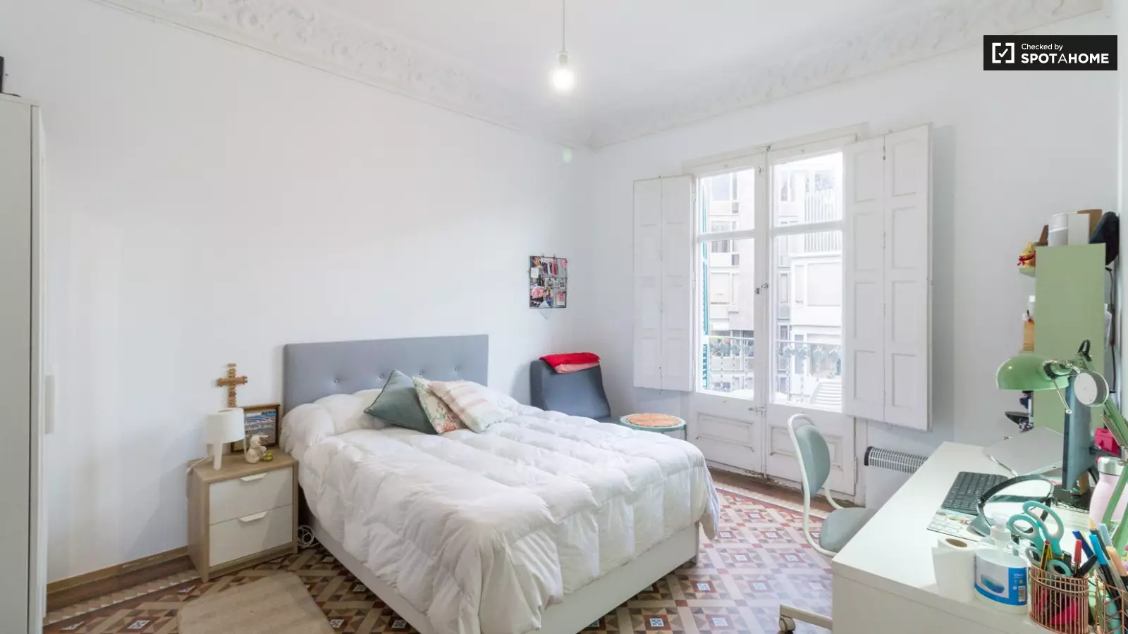 Habitación amueblada en piso compartido de 9 personas en Eixample · 3