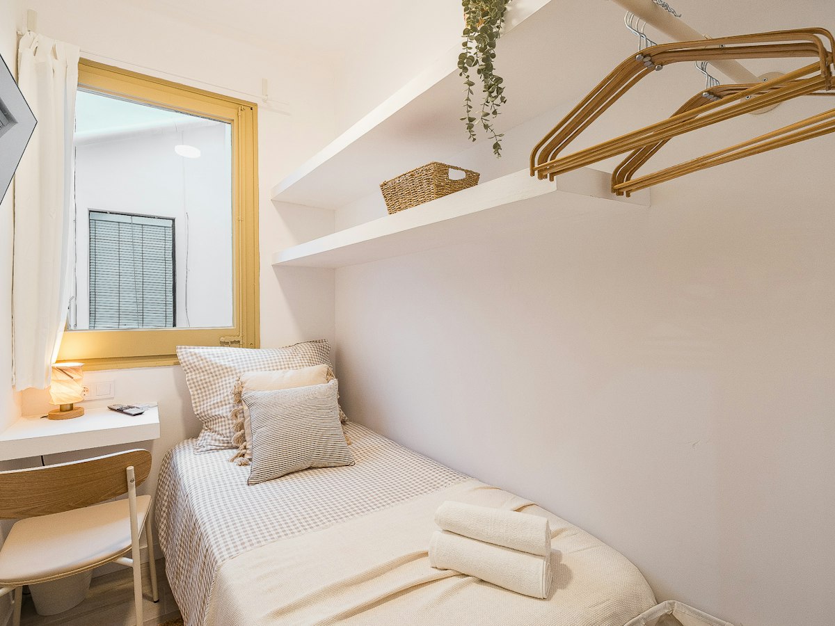 Furnished room in a 5-person shared flat in Eixample · 2