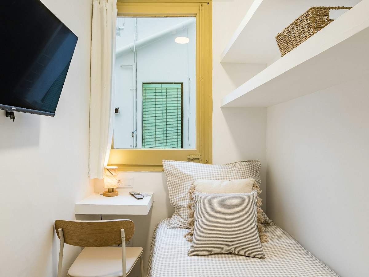 Furnished room in a 5-person shared flat in Eixample · 3