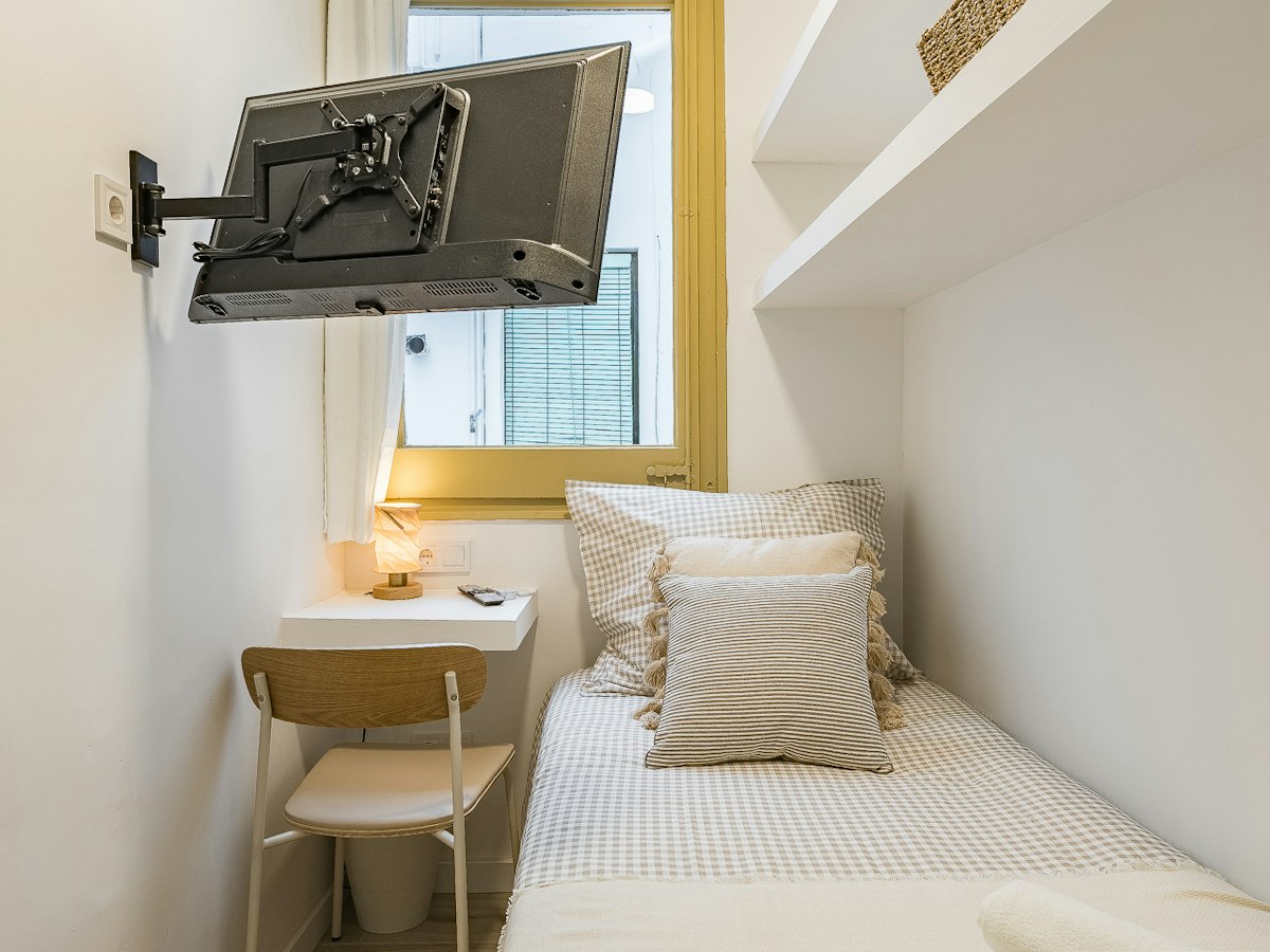Furnished room in a 5-person shared flat in Eixample · 4