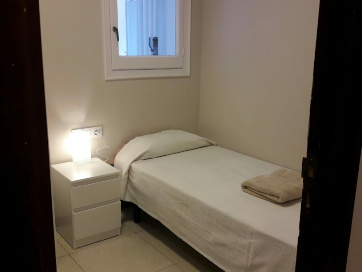 Habitación amueblada en piso compartido de 10 personas en Gràcia · 2