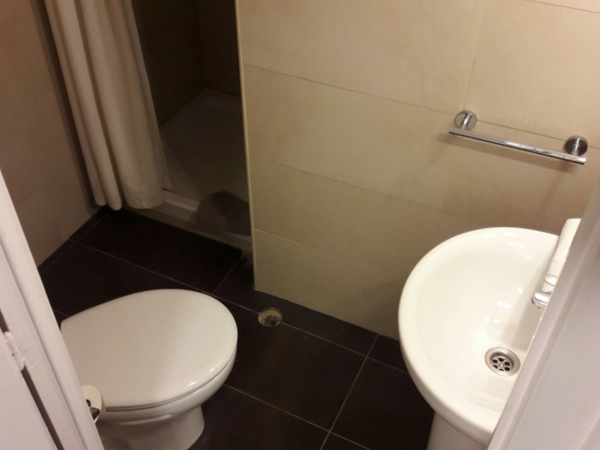 Habitación amueblada en piso compartido de 10 personas en Gràcia · 3
