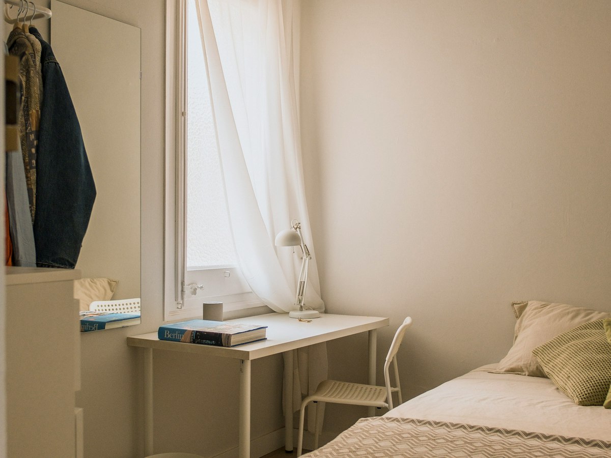 Furnished room in a 7-person shared flat in Eixample · 3