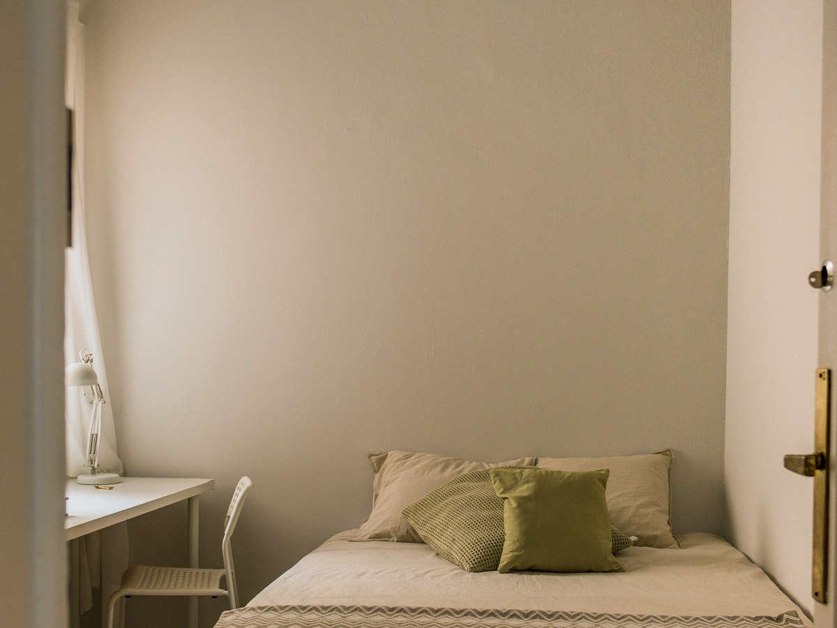 Furnished room in a 7-person shared flat in Eixample · 4
