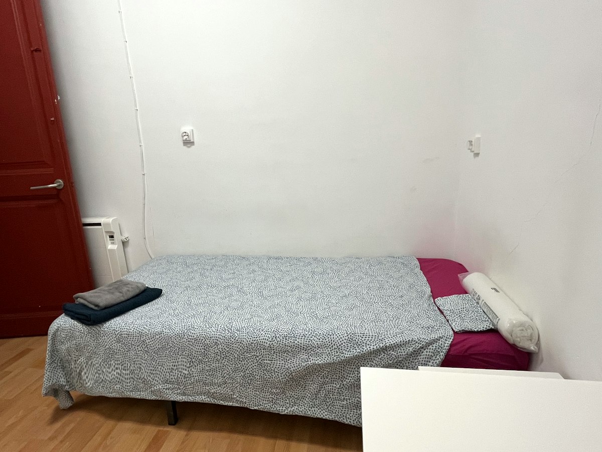 Habitación amueblada en piso compartido de 9 personas en Eixample · 2