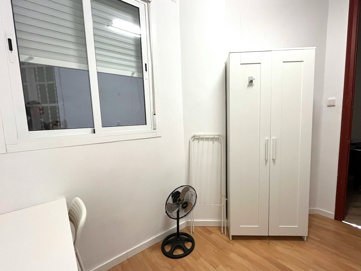Habitación amueblada en piso compartido de 9 personas en Eixample · 3