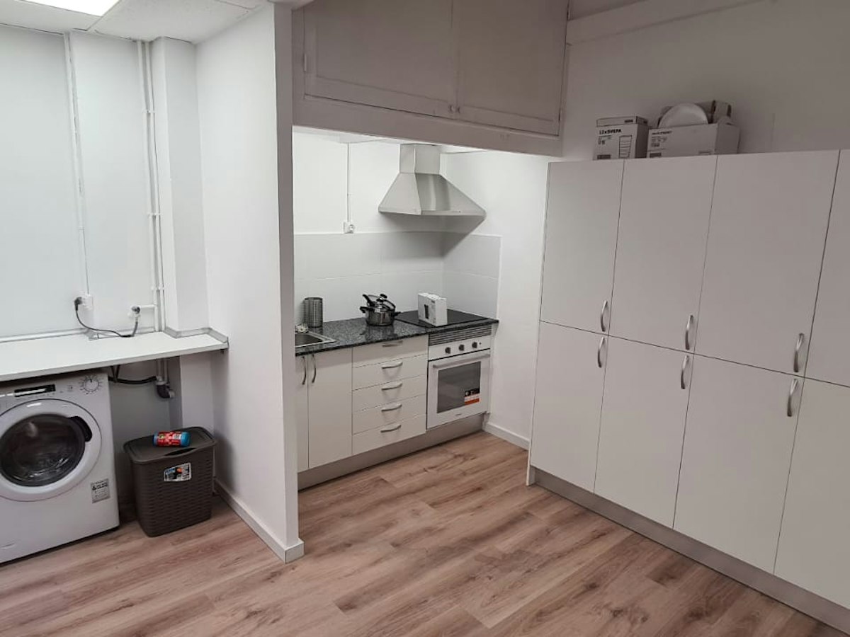 Habitación amueblada en piso compartido de 9 personas en Eixample · 4