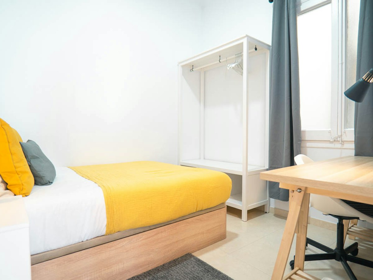 Furnished room in a 6-person shared flat in Sants-Montjuïc · 2