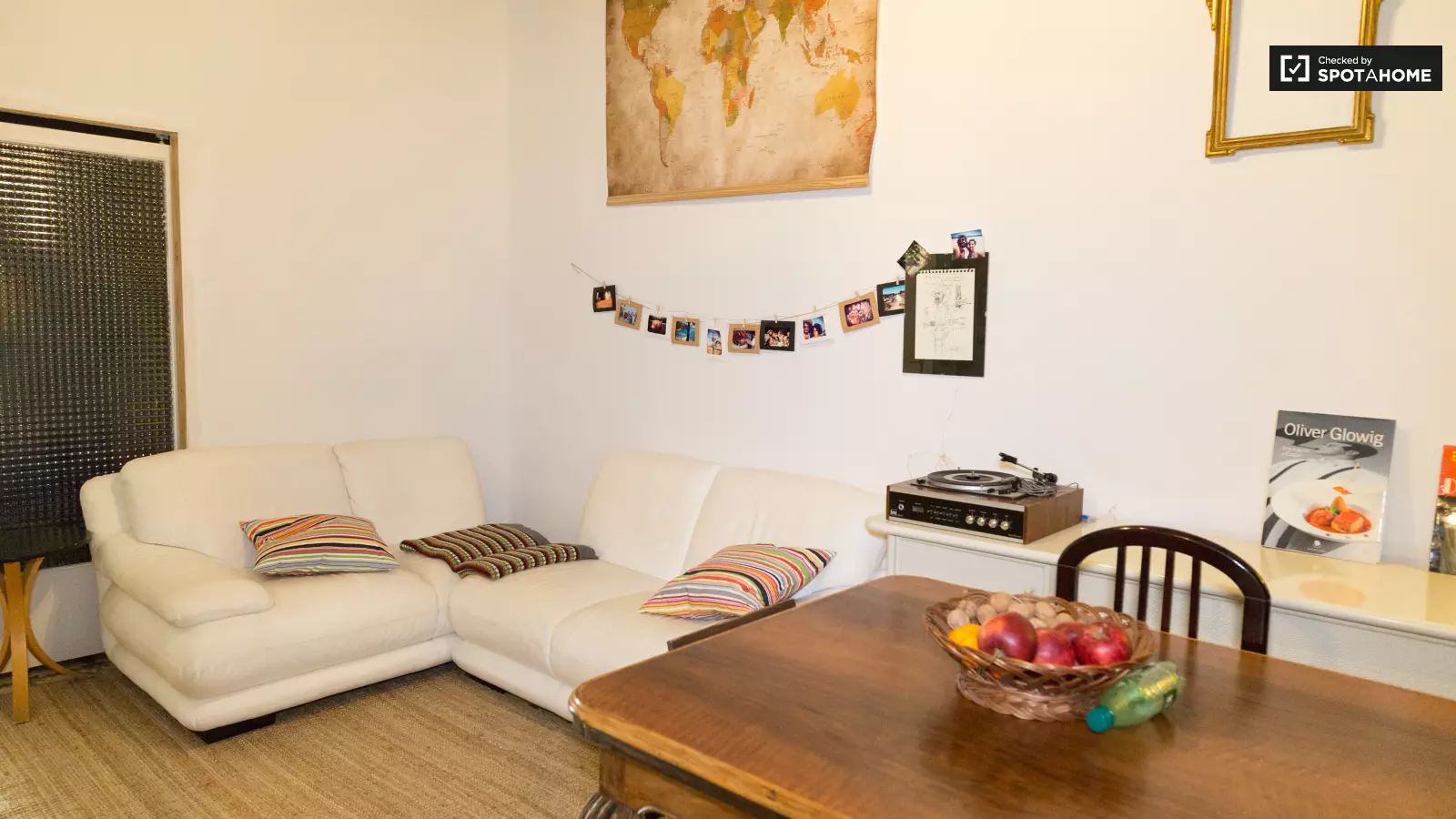 Furnished room in a shared flat in Eixample · 4
