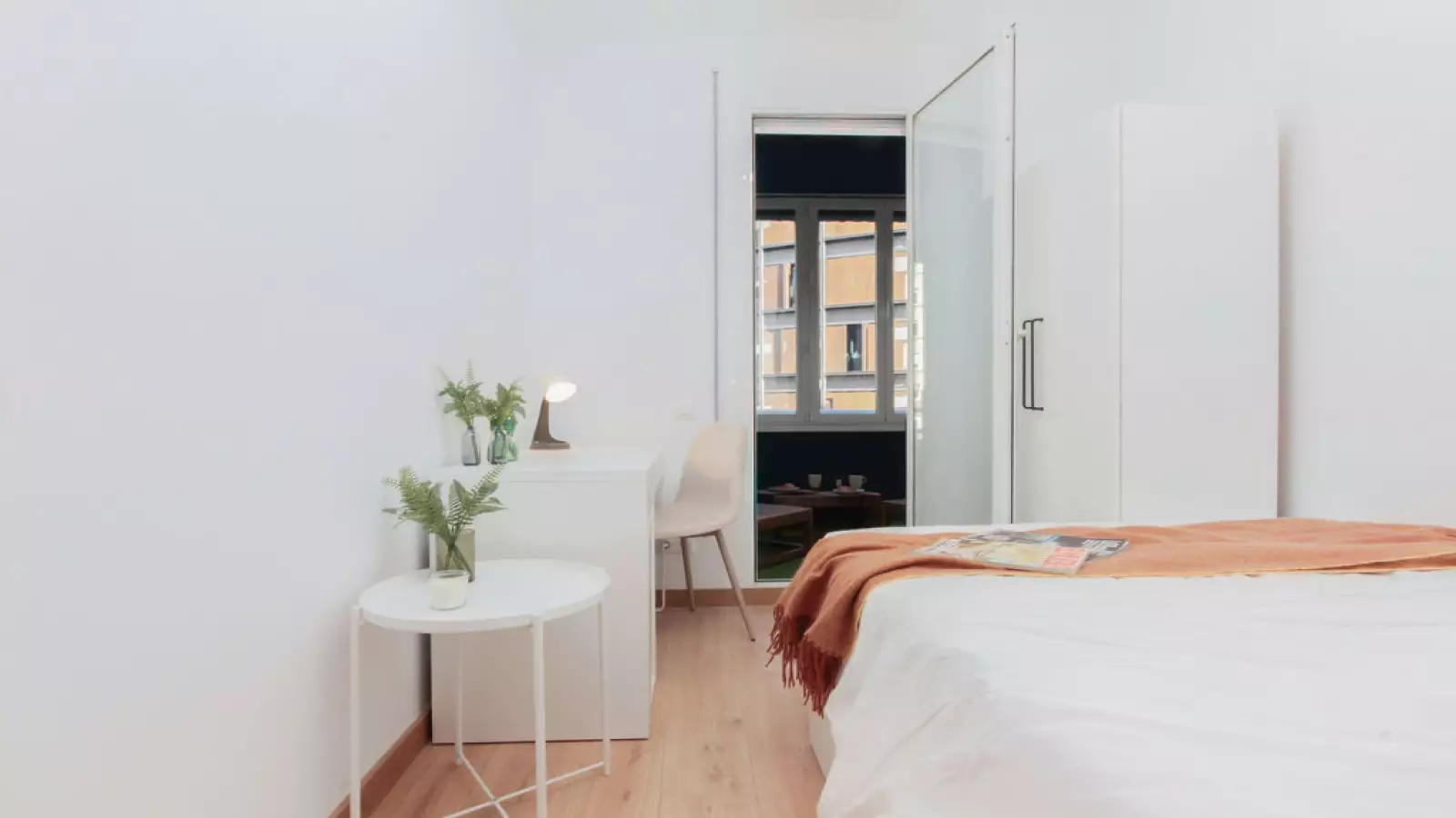 Furnished room in a 7-person shared flat in Gràcia · 2
