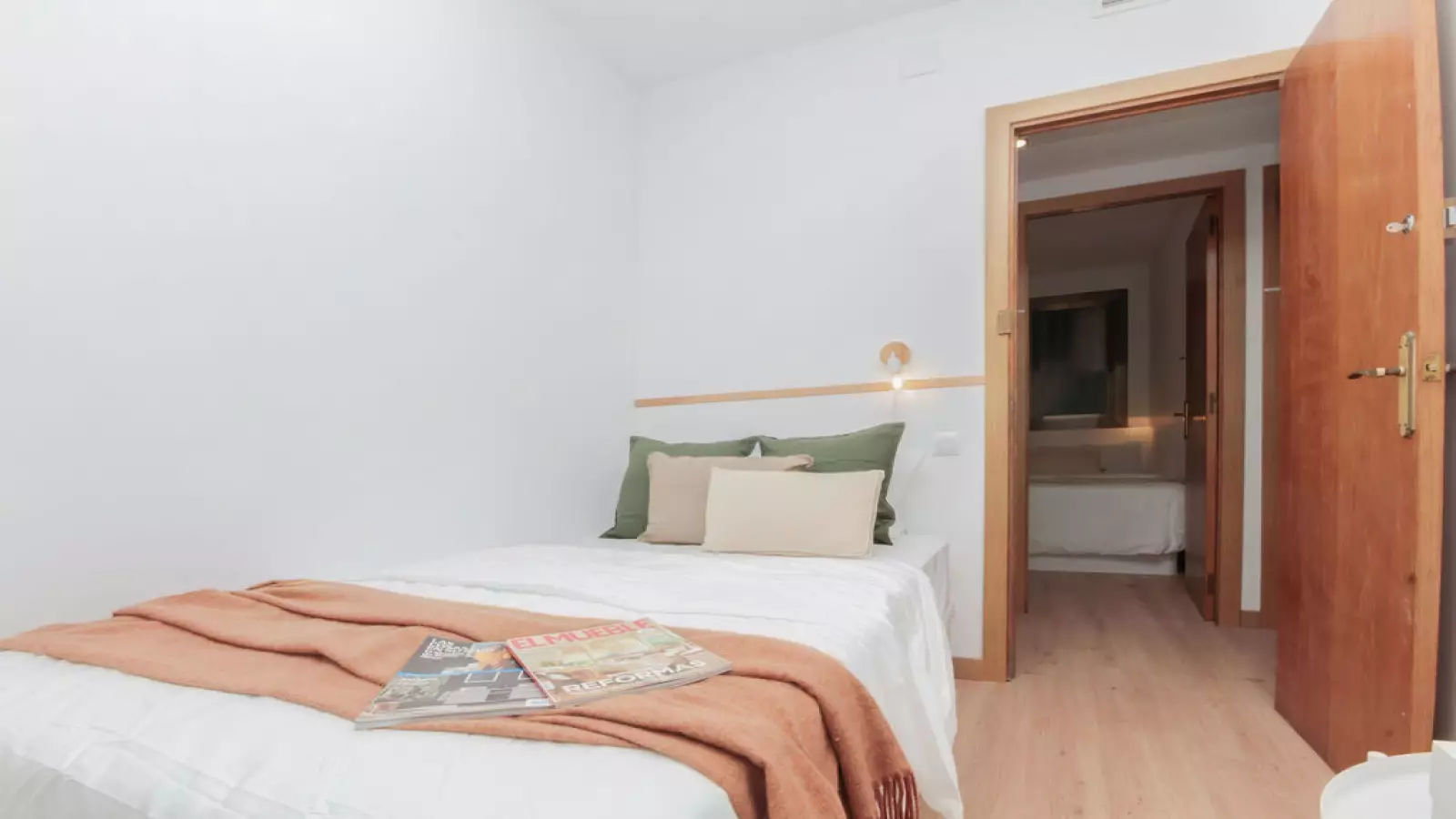 Furnished room in a 7-person shared flat in Gràcia · 3