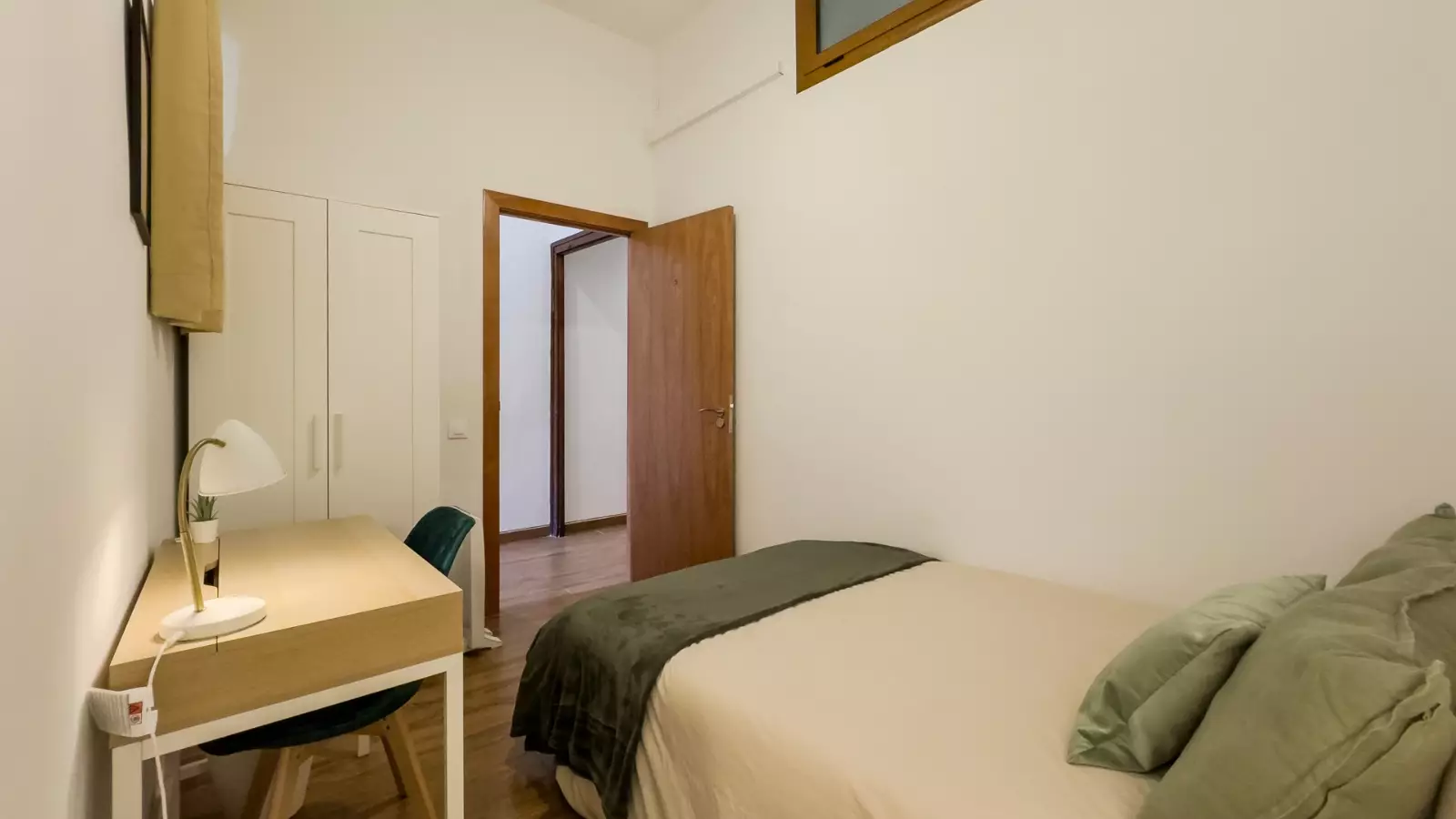 Habitación amueblada en piso compartido de 6 personas en Ciutat Vella · 2