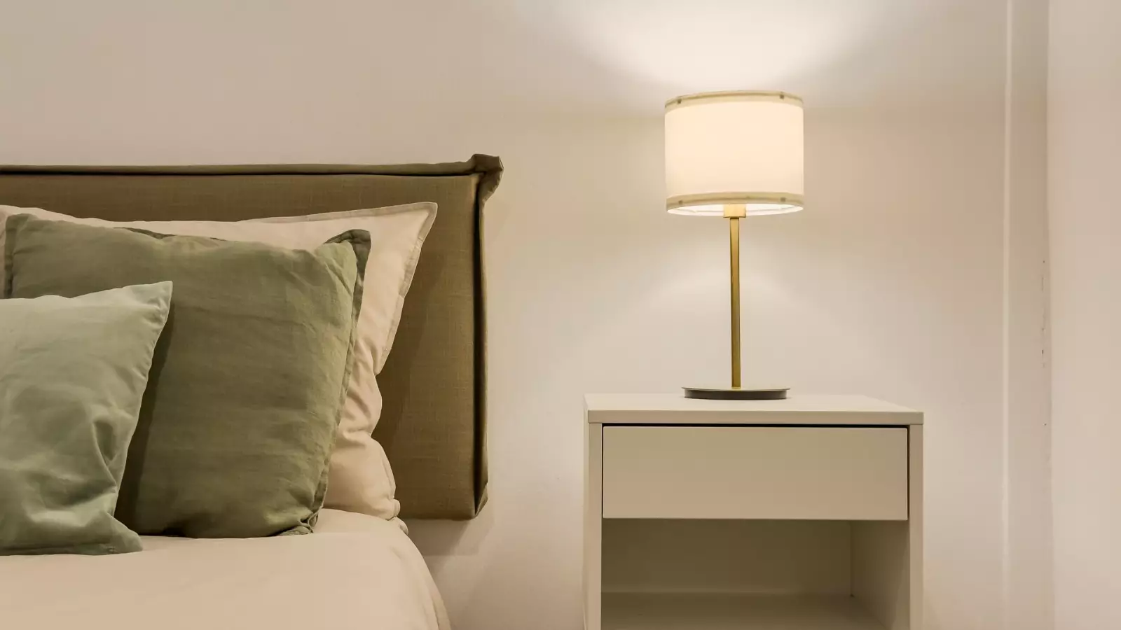 Habitación amueblada en piso compartido de 6 personas en Ciutat Vella · 3