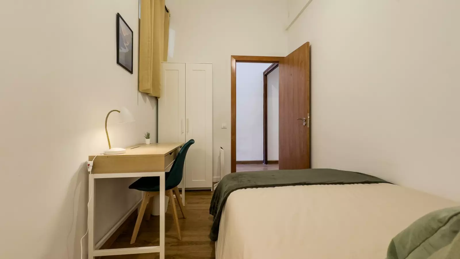 Habitación amueblada en piso compartido de 6 personas en Ciutat Vella · 4