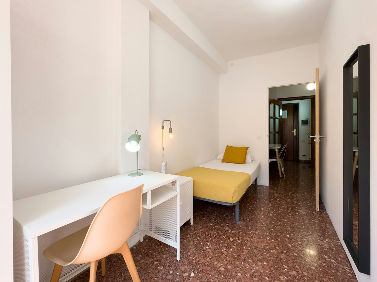 Habitación amueblada en piso compartido de 6 personas en Horta-Guinardó · 2