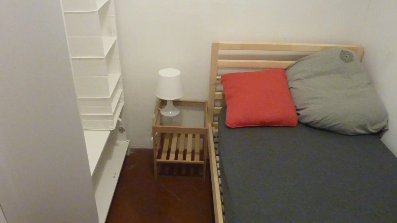 Habitación amueblada en piso compartido de 5 personas en Eixample · 2
