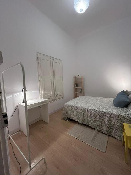 Habitación en piso compartido de 5 personas en Eixample · 2