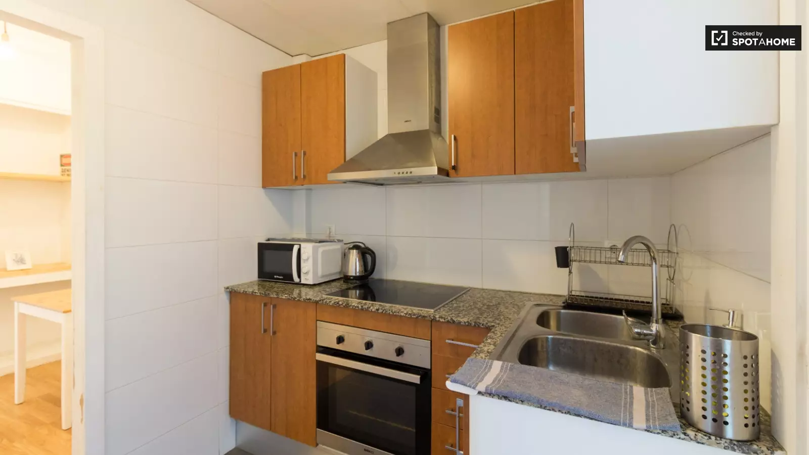 Furnished 2-bedroom flat in Eixample, 42 m² · 4
