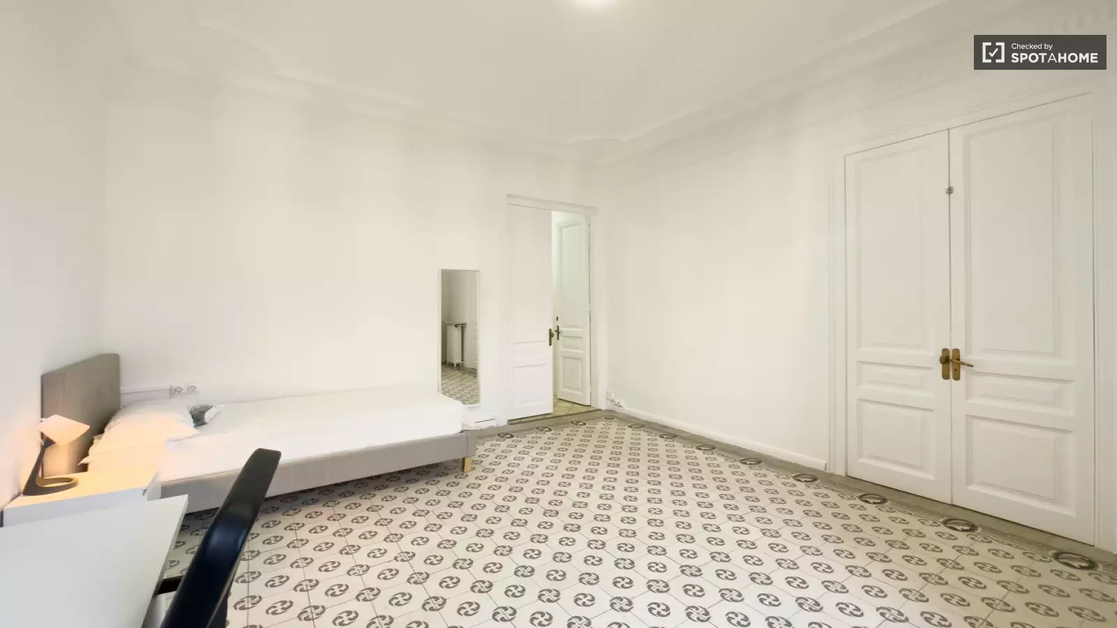 Habitación amueblada en piso compartido de 6 personas en Gràcia · 2