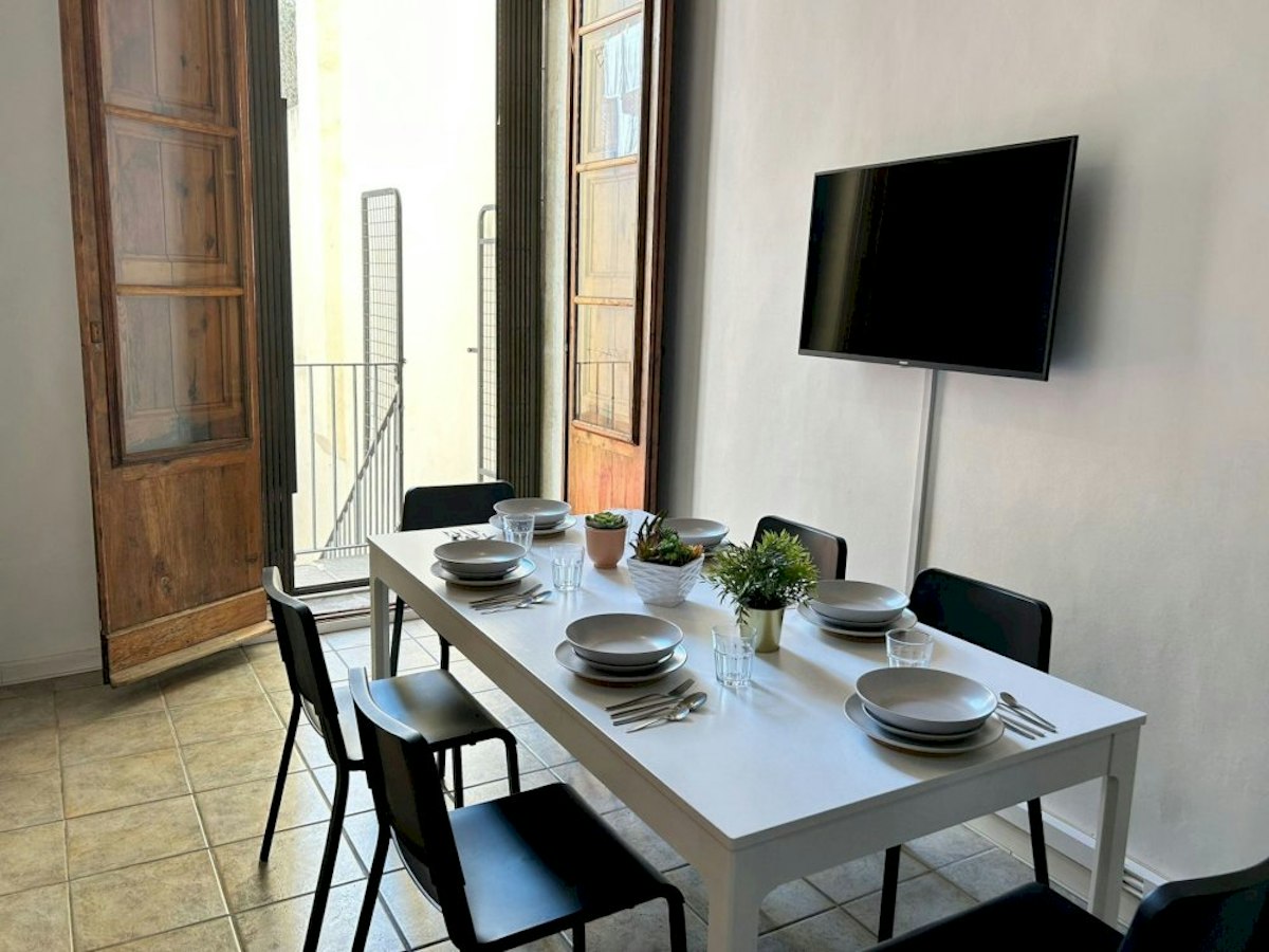 Furnished room in a 7-person shared flat in Ciutat Vella · 3