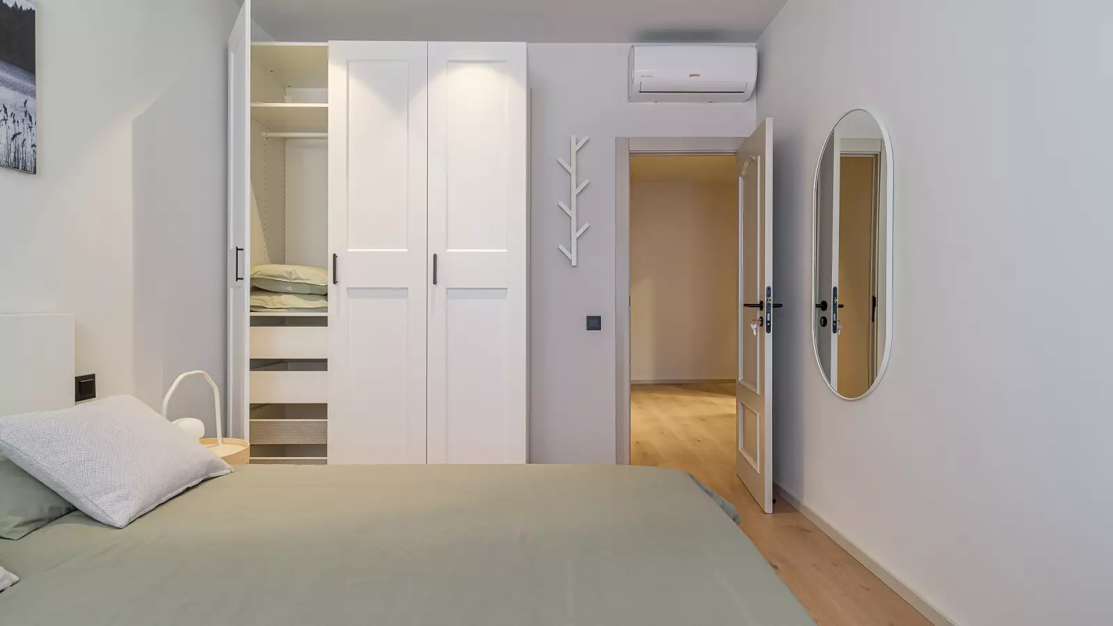 Furnished room in a 13-person shared flat in L'Hospitalet · 2