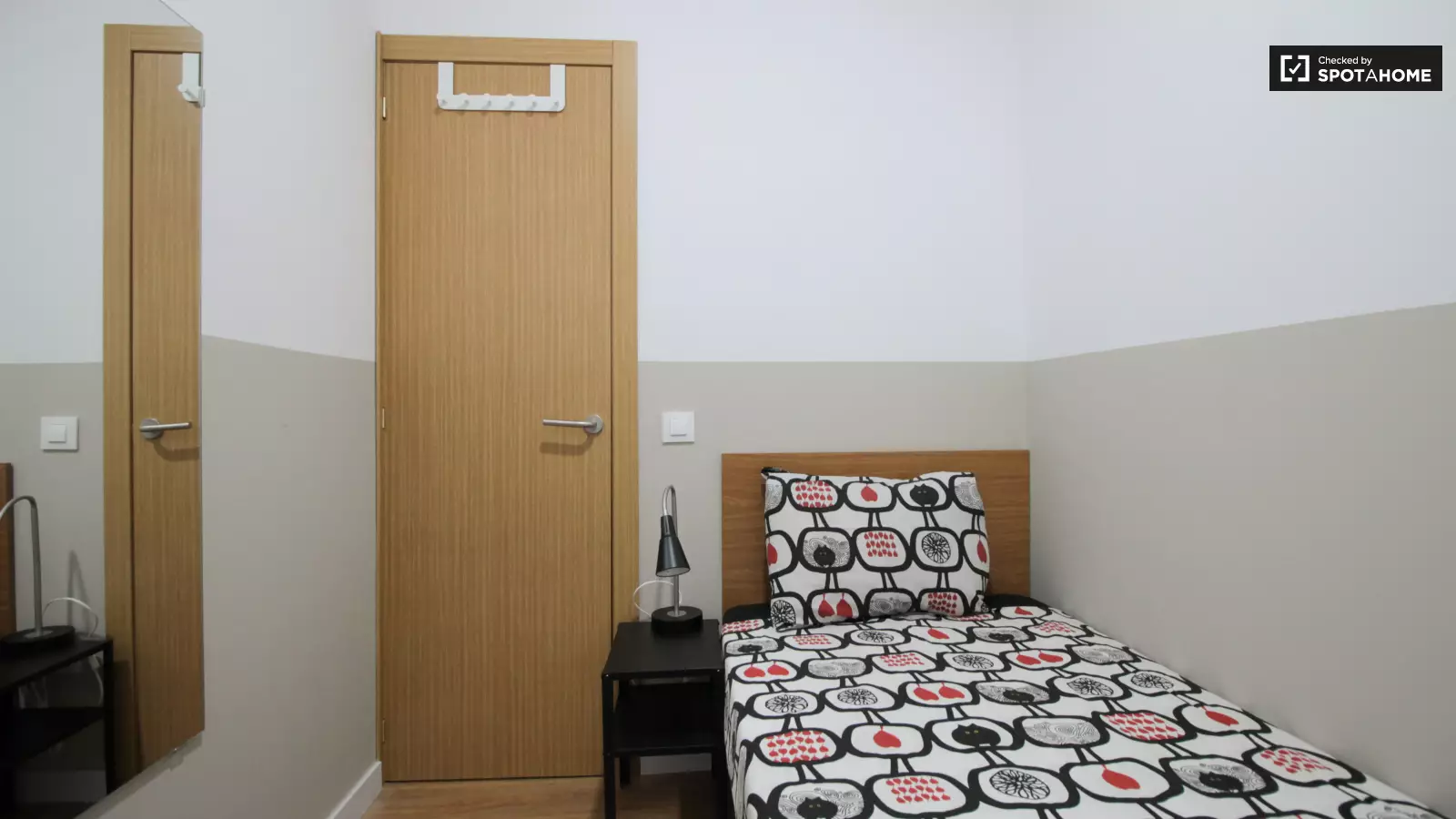 Habitación amueblada en piso compartido de 6 personas en Ciutat Vella · 2