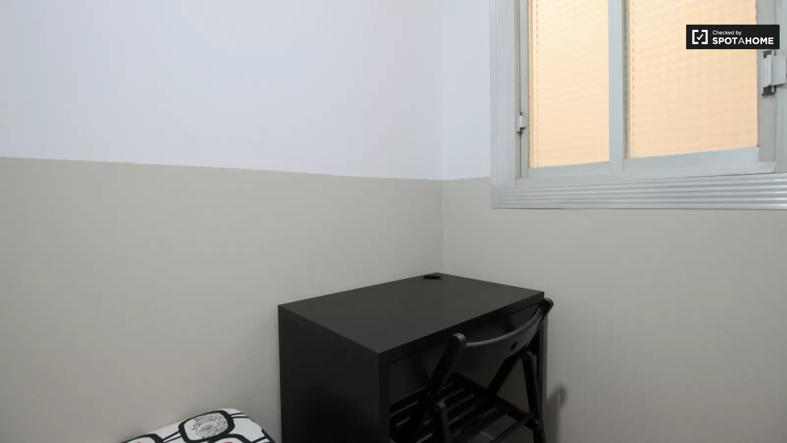 Habitación amueblada en piso compartido de 6 personas en Ciutat Vella · 4