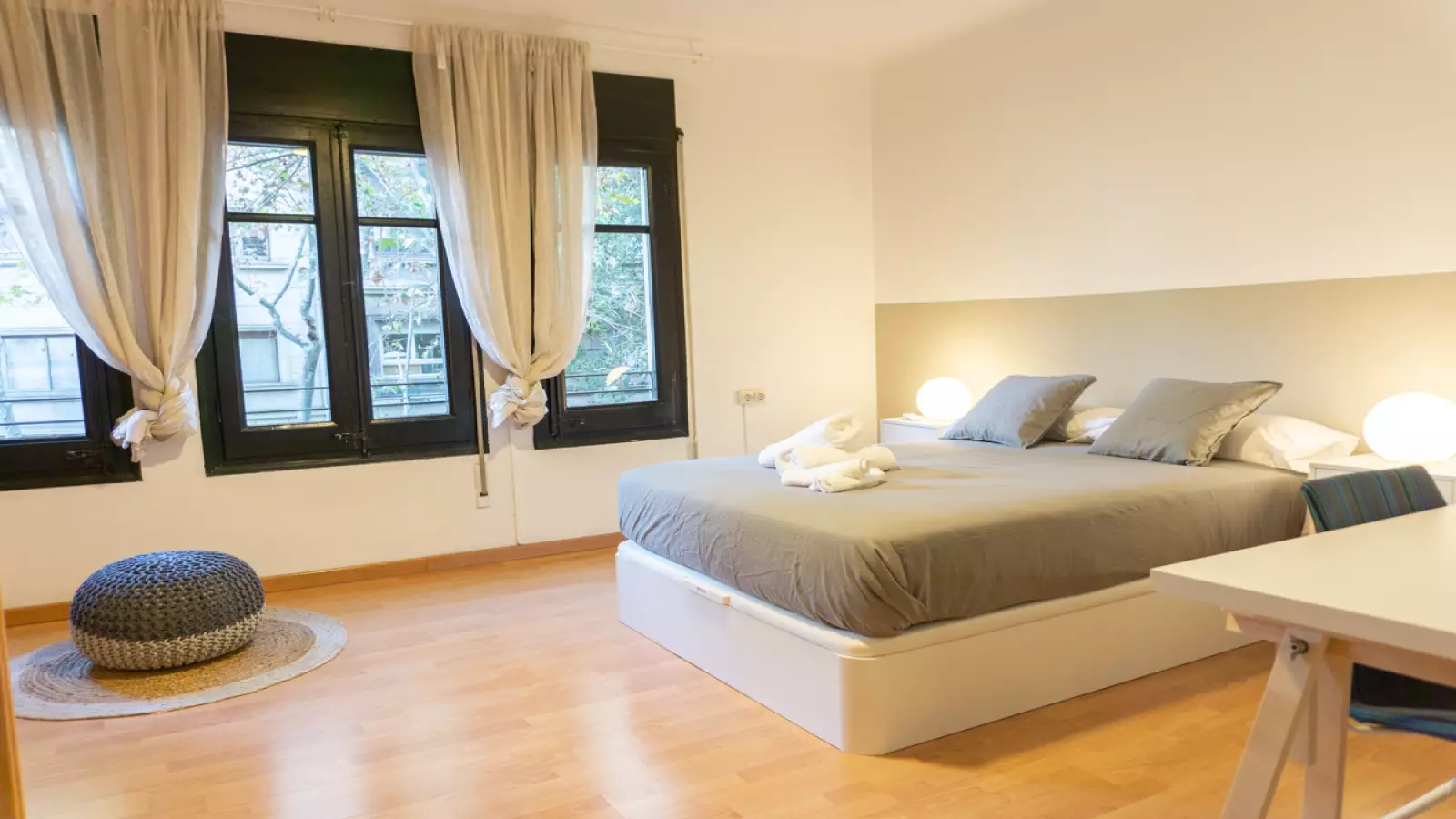 Habitación amueblada en piso compartido de 6 personas en Eixample · 2