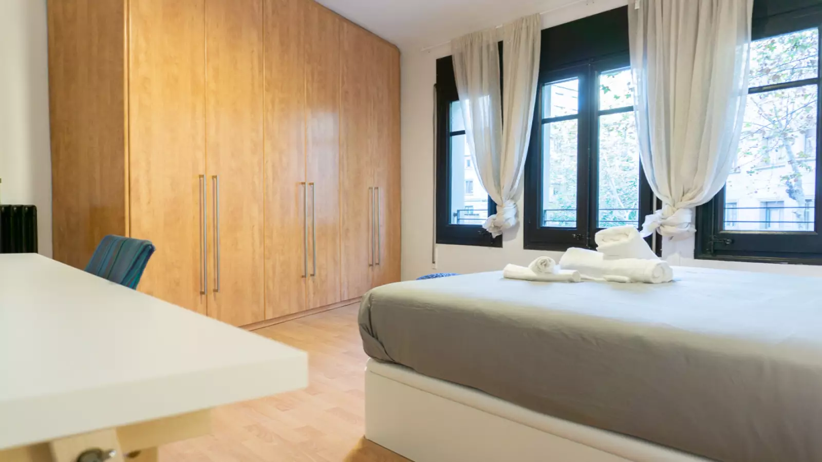 Habitación amueblada en piso compartido de 6 personas en Eixample · 3