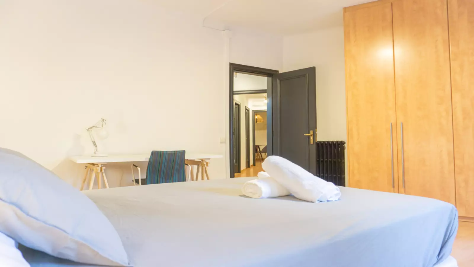 Habitación amueblada en piso compartido de 6 personas en Eixample · 4