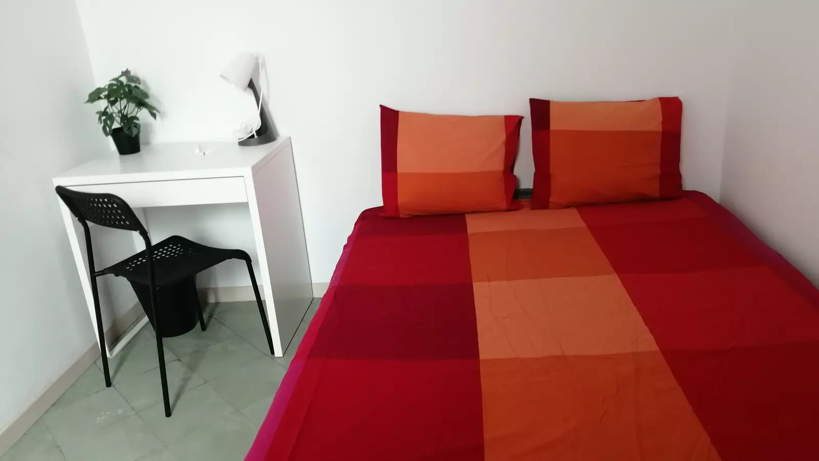 Habitación amueblada en piso compartido de 9 personas en Eixample · 2