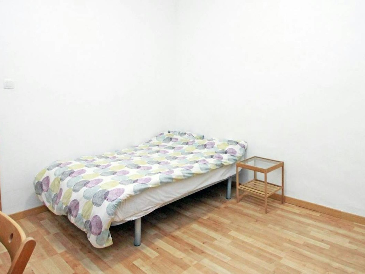 Habitación amueblada en piso compartido de 4 personas en Ciutat Vella