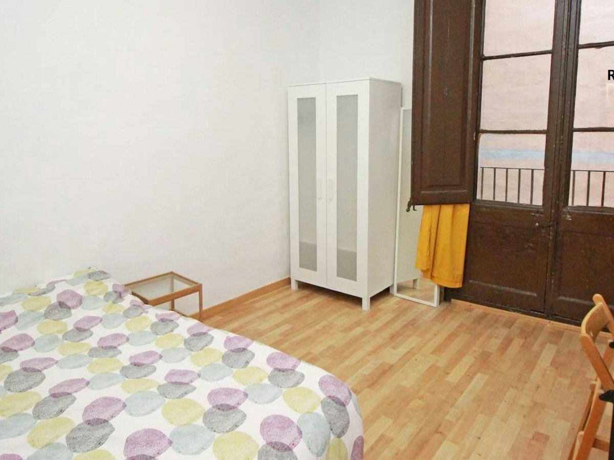 Habitación amueblada en piso compartido de 4 personas en Ciutat Vella · 2