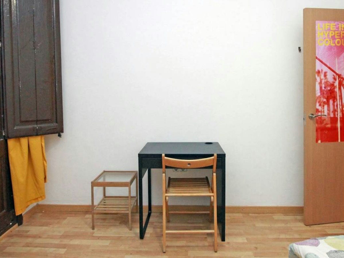 Habitación amueblada en piso compartido de 4 personas en Ciutat Vella · 3