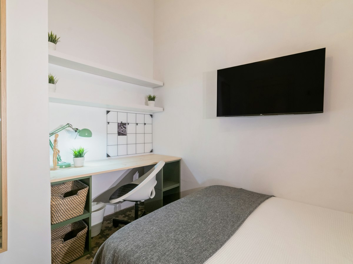 Habitación amueblada en piso compartido de 8 personas en Eixample · 2