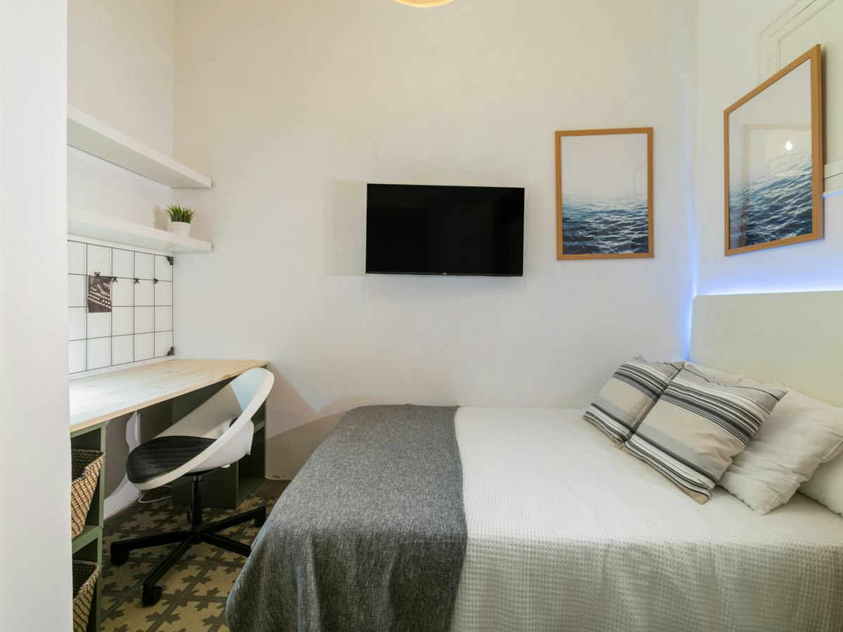 Habitación amueblada en piso compartido de 8 personas en Eixample · 3