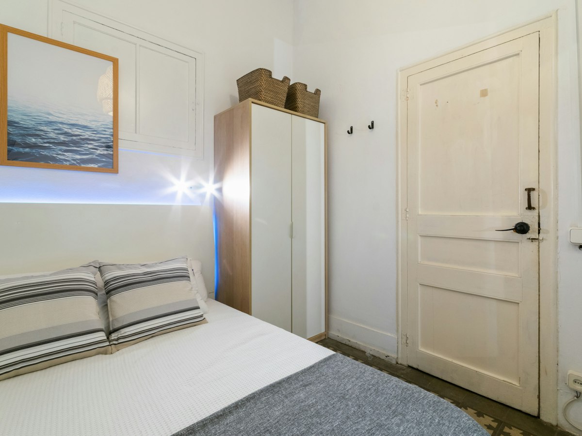 Habitación amueblada en piso compartido de 8 personas en Eixample · 4