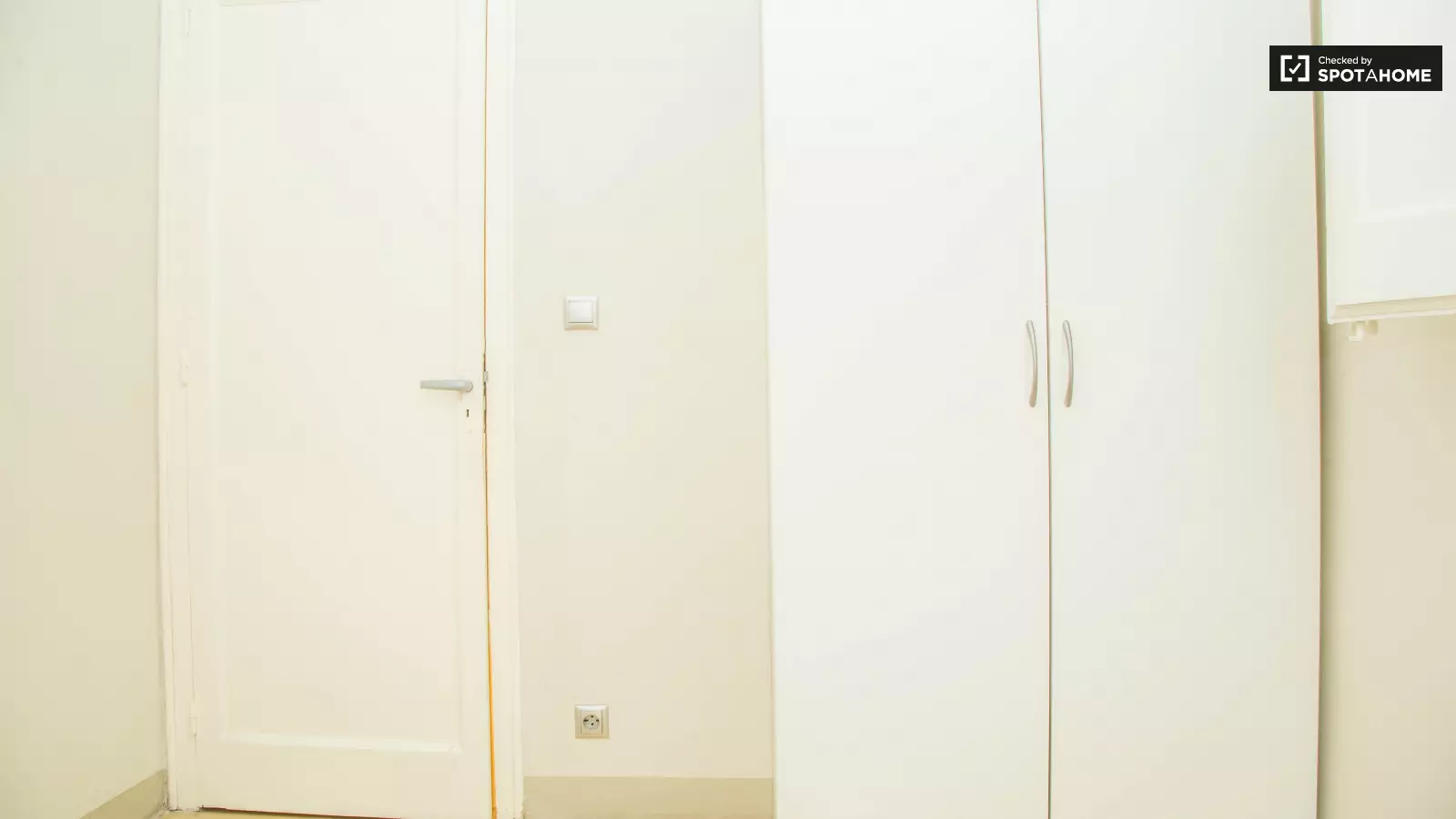 Furnished room in a 4-person shared flat in Eixample · 2