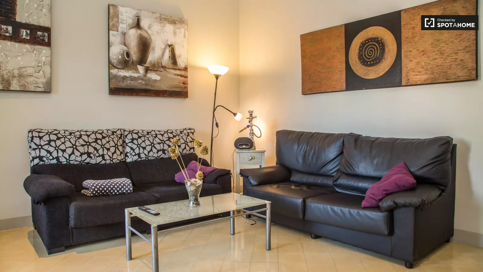 Furnished room in a 4-person shared flat in Eixample · 3