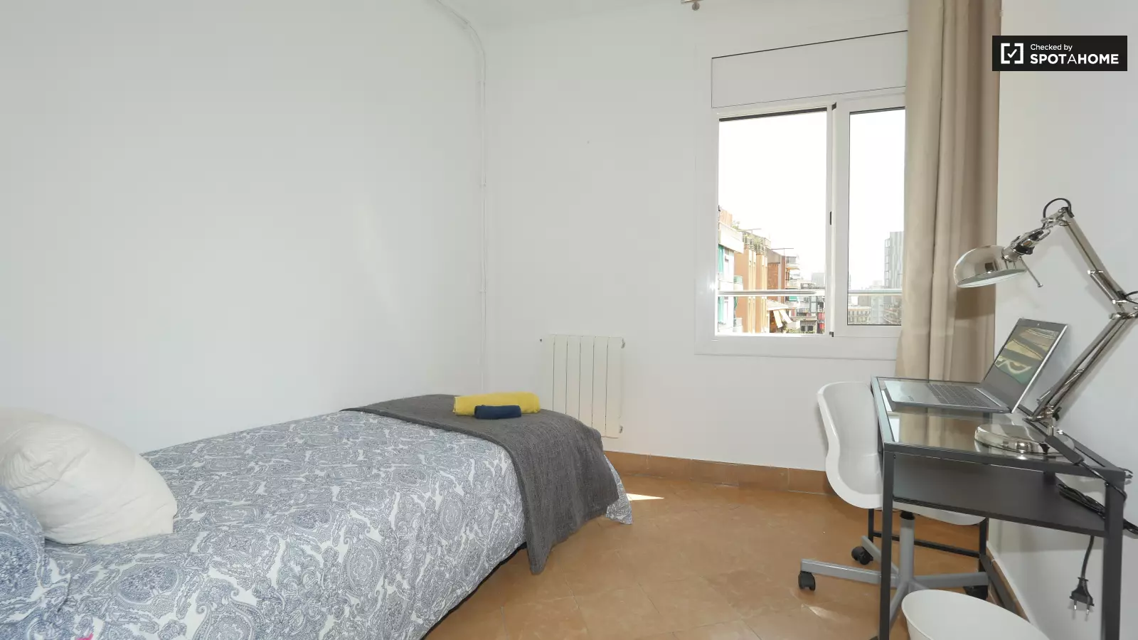 Habitación amueblada en piso compartido en Sant Martí · 2