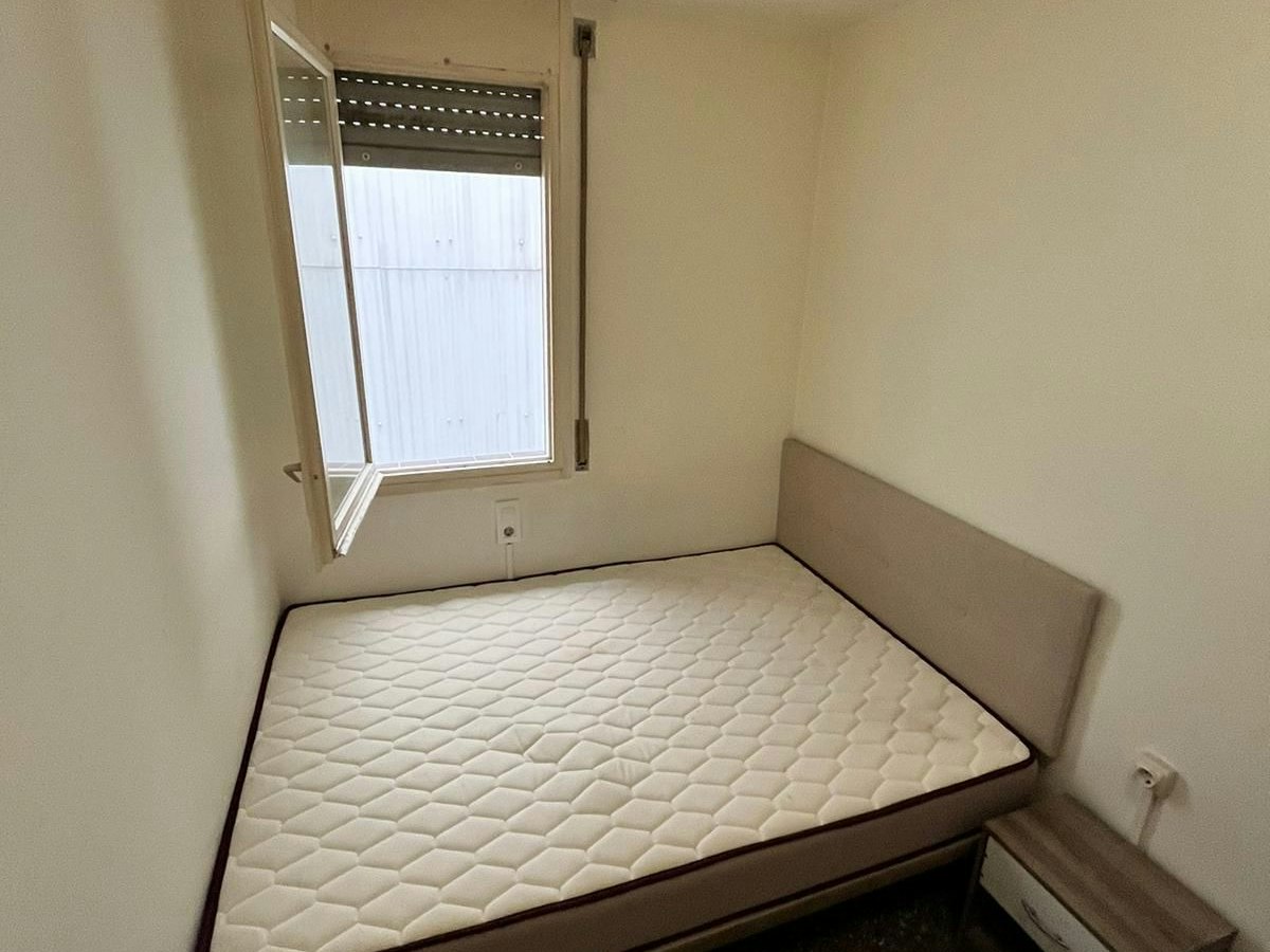 Habitación amueblada en piso compartido de 7 personas en Gràcia · 2