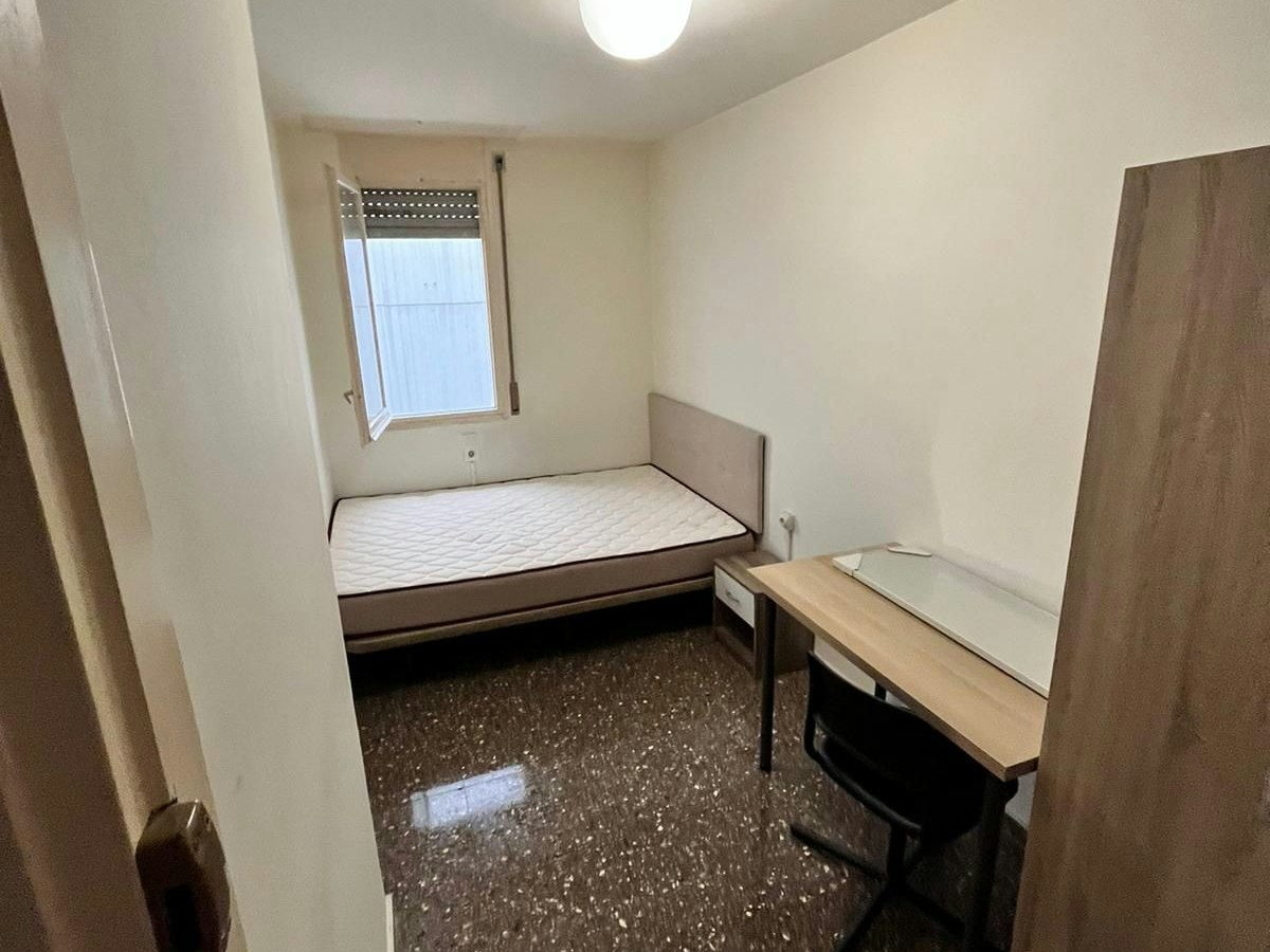 Habitación amueblada en piso compartido de 7 personas en Gràcia · 4