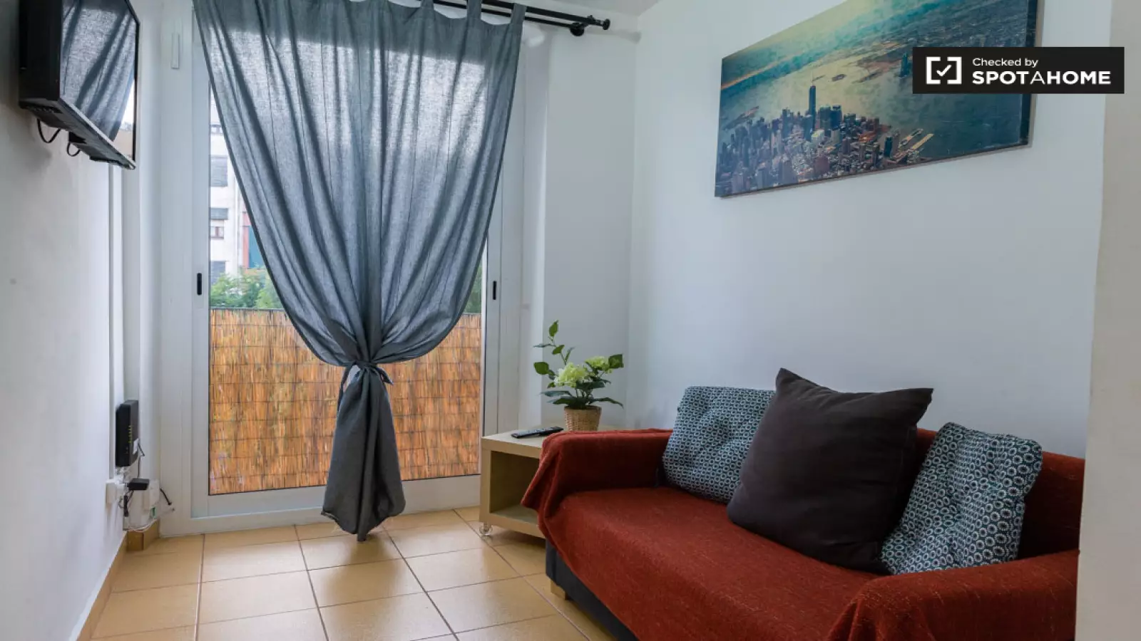 Furnished room in a 2-person shared flat in Ciutat Vella · 4